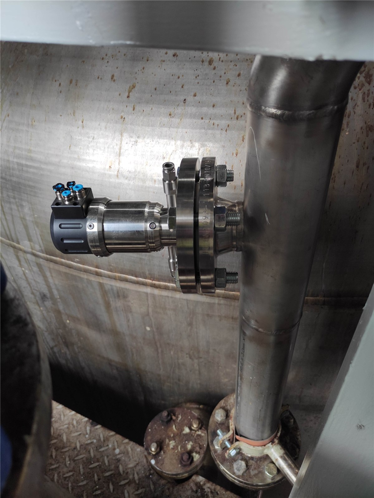Spectrally X1 PROBE flange, front view on a sulfur-fertilizer process line