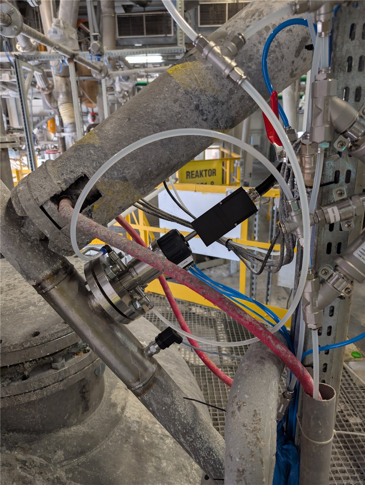 Spectrally X1 PROBE at a reactor nozzle on a coatings line