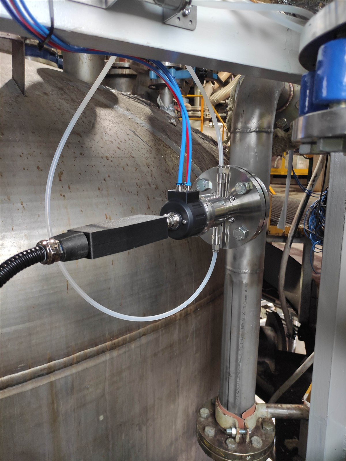 Spectrally X1 PROBE immersed in a polyurethane prepolymer reaction mixture