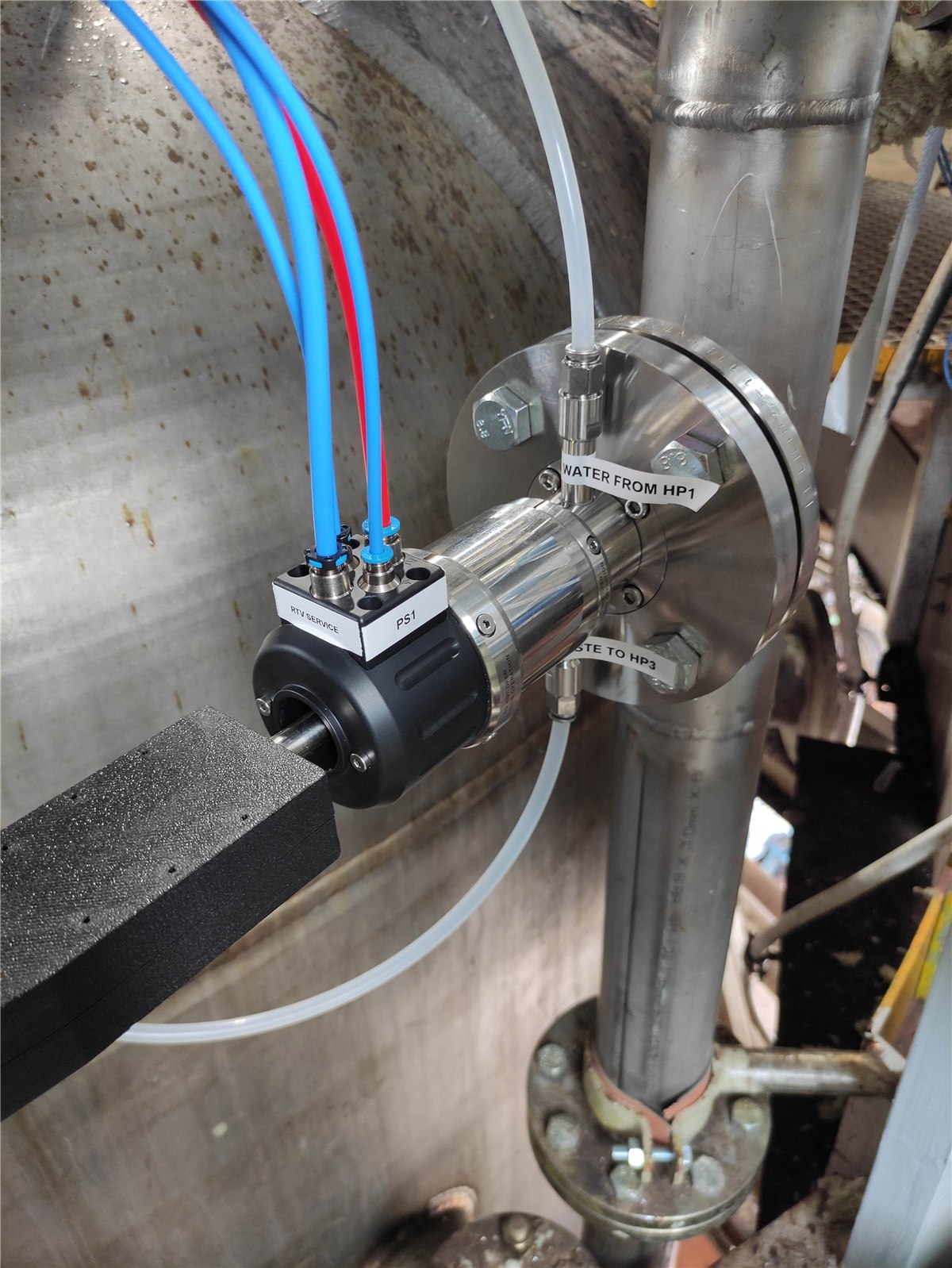 Spectrally X1 PROBE flange-mounted on an alkyd resin reactor line