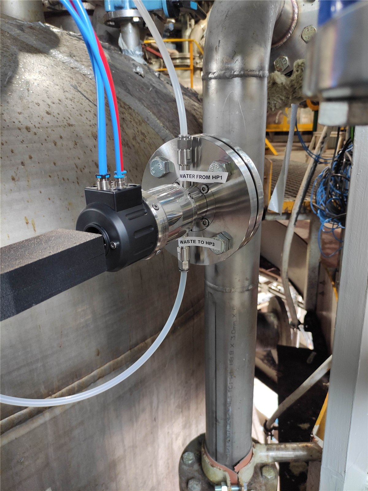 Spectrally X1 PROBE flange with labels on a resin process line